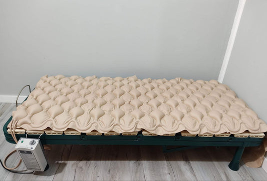 SOBRE COLCHÓN ANTIESCARAS CON COMPRESOR REGULABLE SILENCIOSO