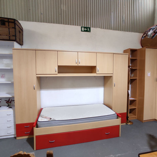 HABITACIÓN PUENTE EN COLOR HAYA Y ROJO – DISEÑO, ESPACIO Y FUNCIONALIDAD