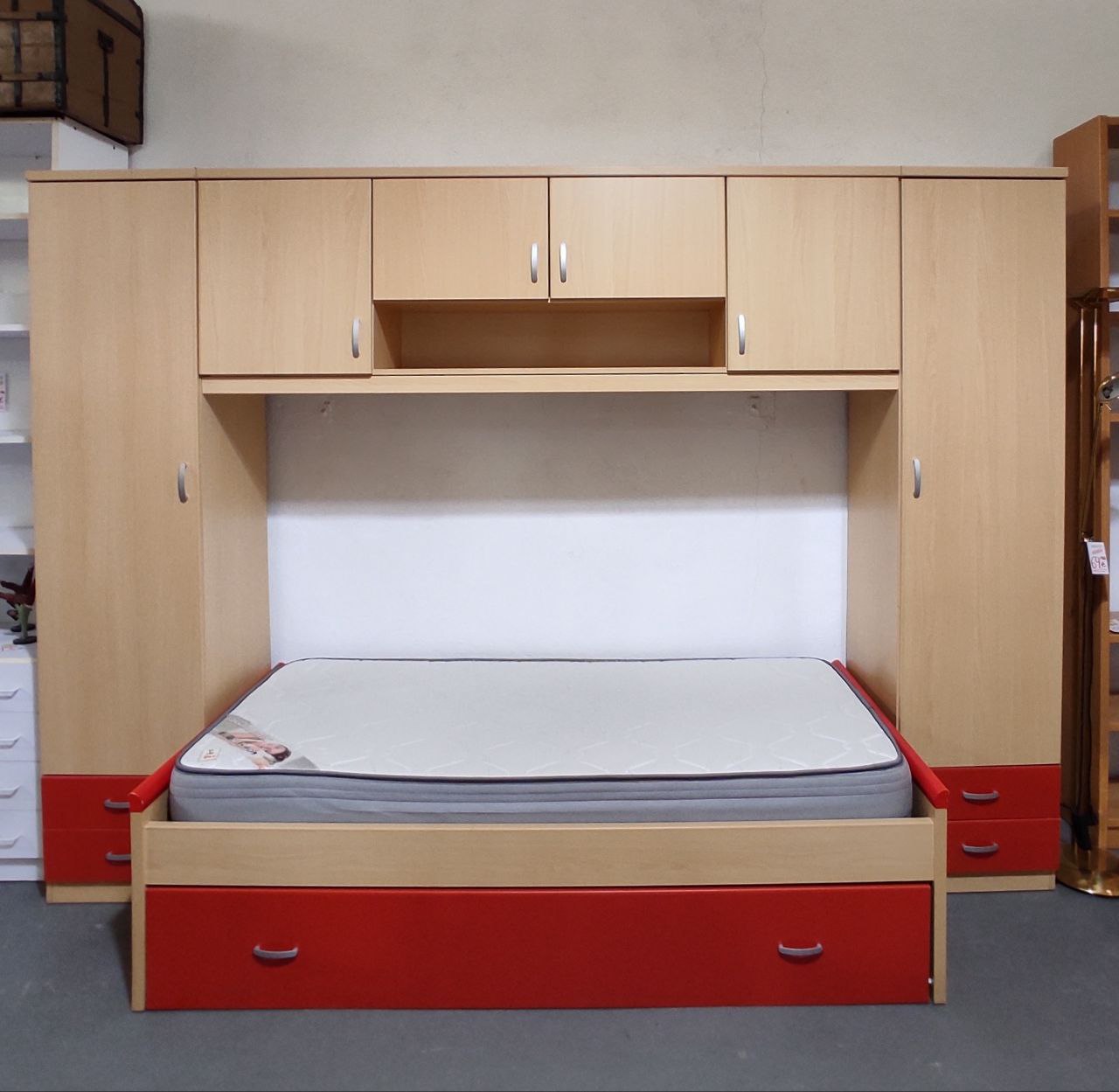 HABITACIÓN PUENTE EN COLOR HAYA Y ROJO – DISEÑO, ESPACIO Y FUNCIONALIDAD