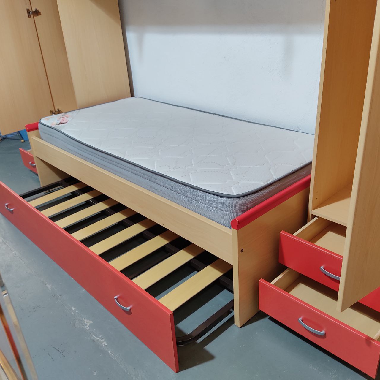HABITACIÓN PUENTE EN COLOR HAYA Y ROJO – DISEÑO, ESPACIO Y FUNCIONALIDAD