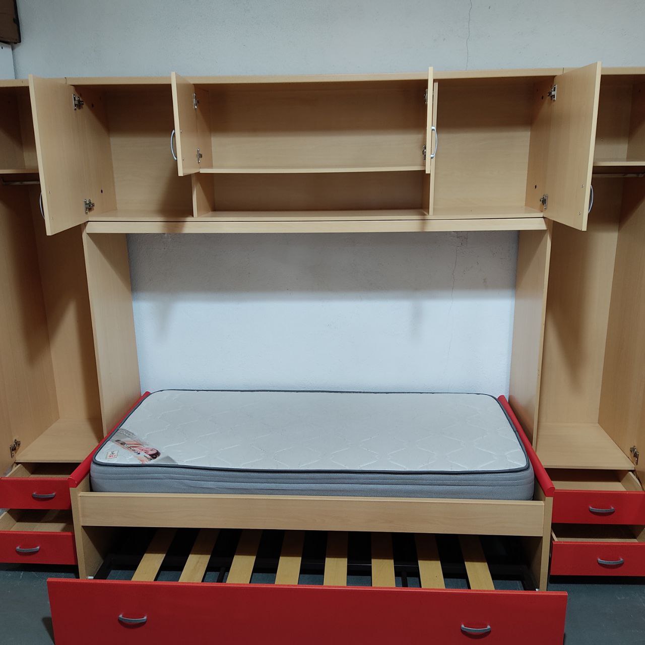 HABITACIÓN PUENTE EN COLOR HAYA Y ROJO – DISEÑO, ESPACIO Y FUNCIONALIDAD