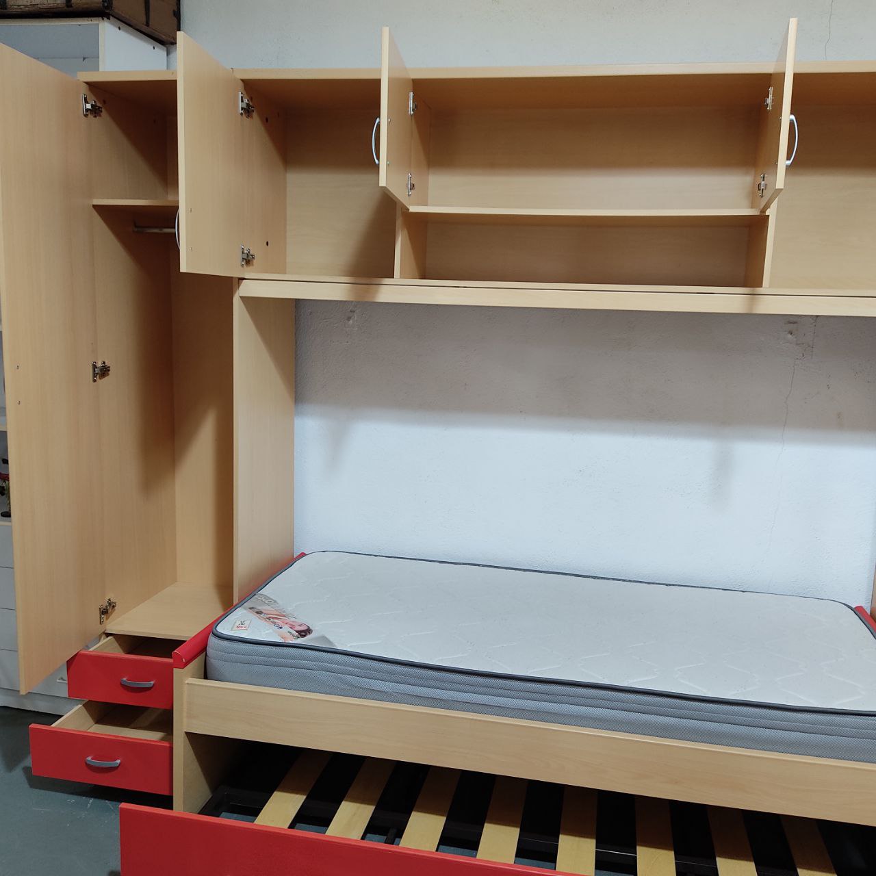 HABITACIÓN PUENTE EN COLOR HAYA Y ROJO – DISEÑO, ESPACIO Y FUNCIONALIDAD