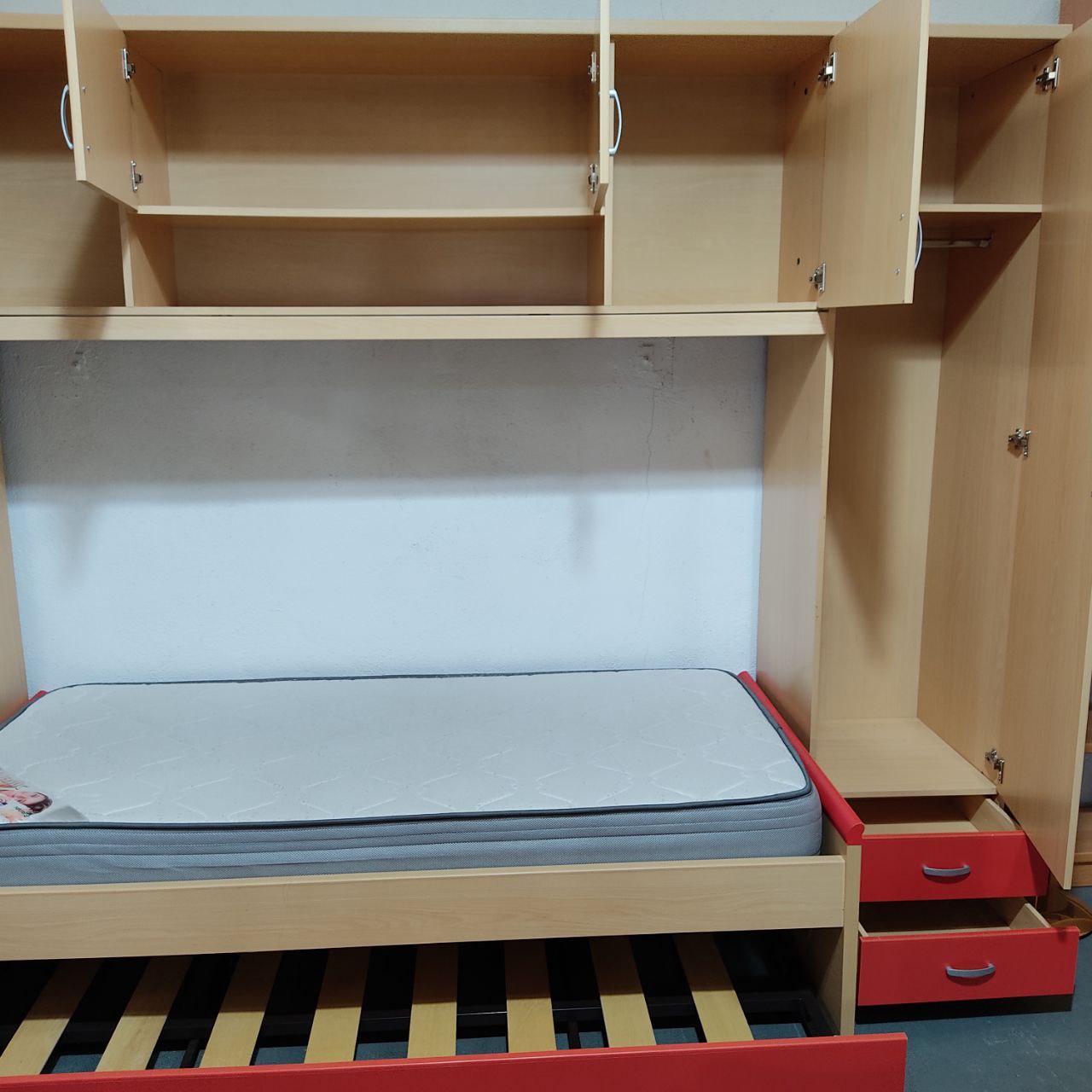 HABITACIÓN PUENTE EN COLOR HAYA Y ROJO – DISEÑO, ESPACIO Y FUNCIONALIDAD
