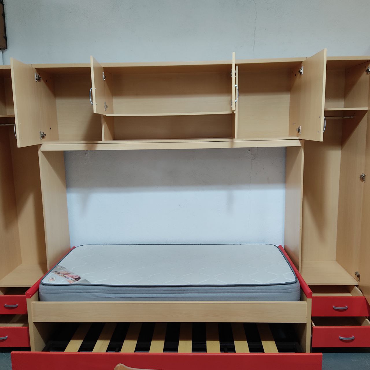 HABITACIÓN PUENTE EN COLOR HAYA Y ROJO – DISEÑO, ESPACIO Y FUNCIONALIDAD