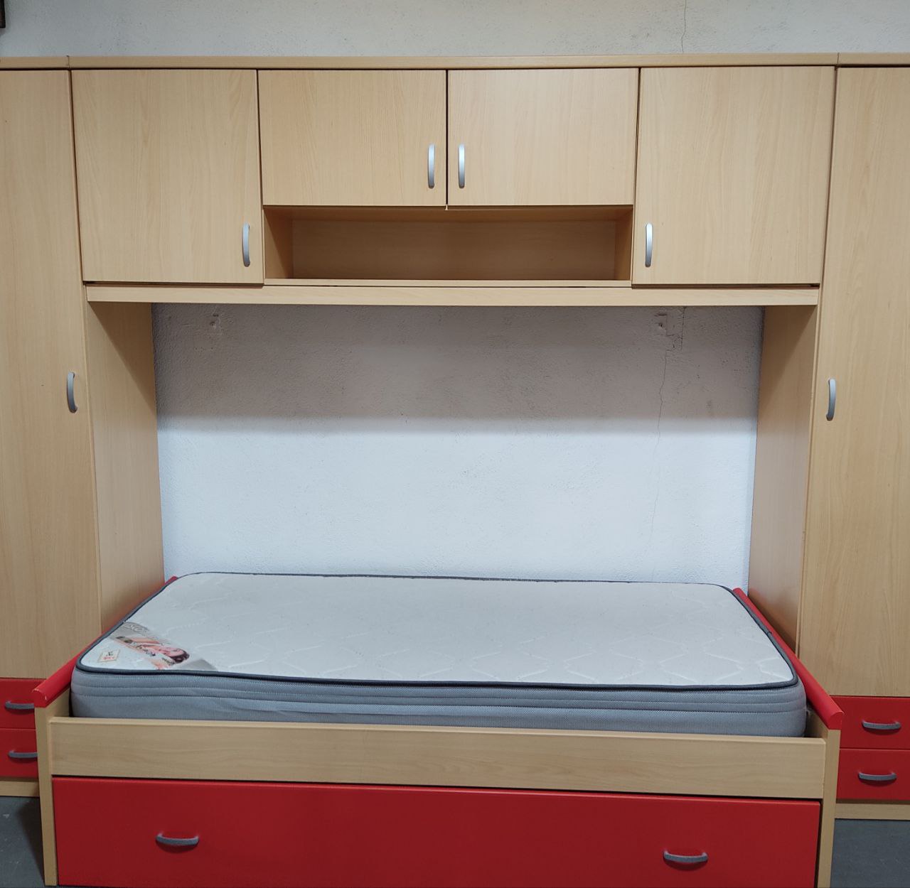 HABITACIÓN PUENTE EN COLOR HAYA Y ROJO – DISEÑO, ESPACIO Y FUNCIONALIDAD