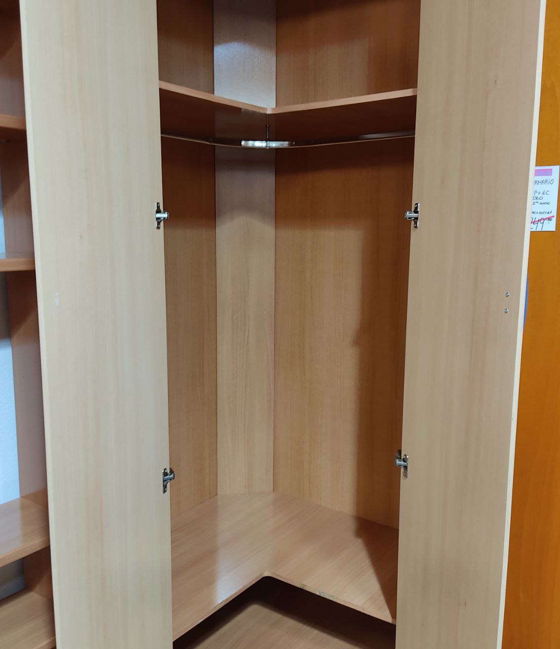 ARMARIO ESQUINERO DE 2 PUERTAS CON ESTANTES LATERALES – OPTIMIZA TU ESPACIO
