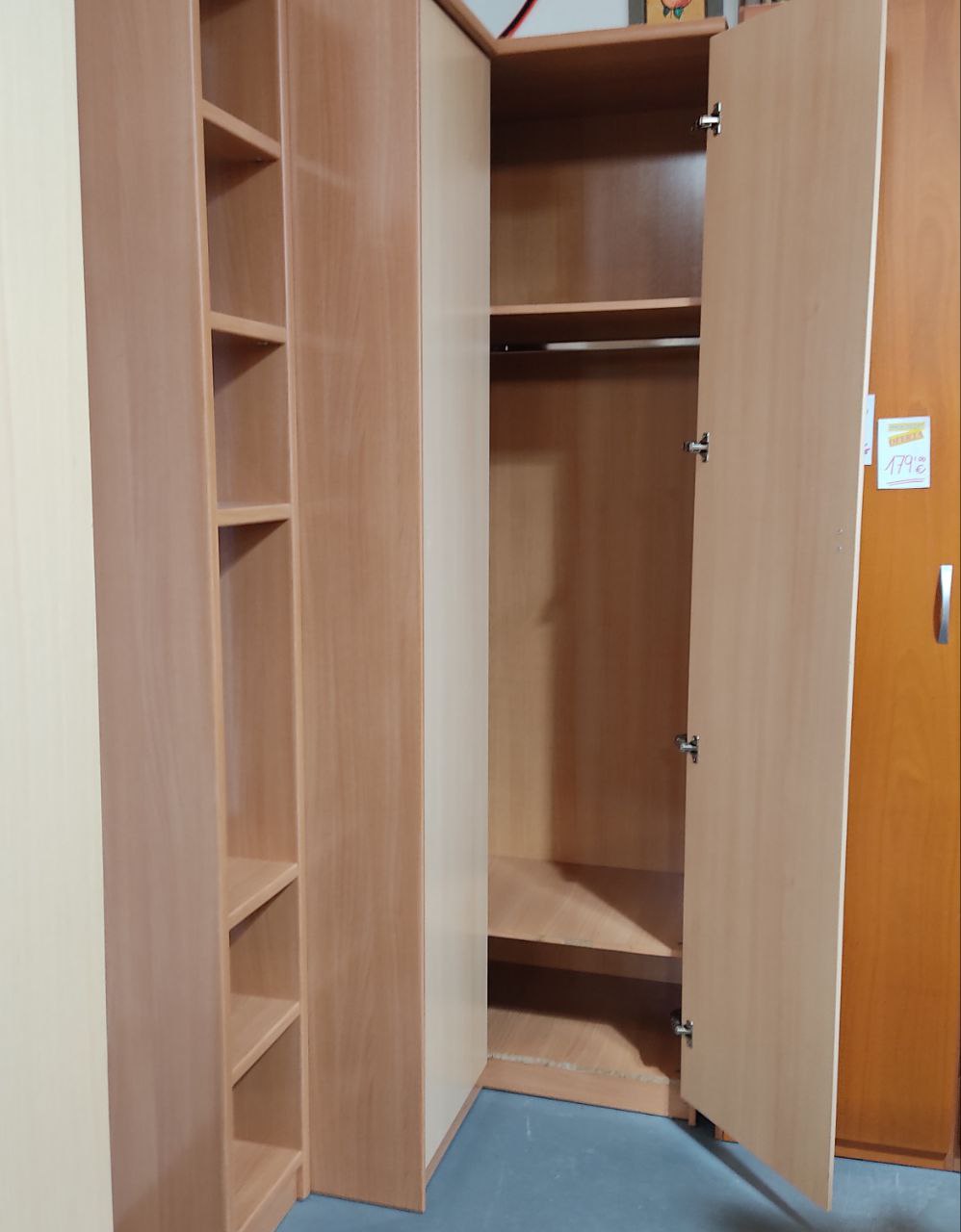 ARMARIO ESQUINERO DE 2 PUERTAS CON ESTANTES LATERALES – OPTIMIZA TU ESPACIO