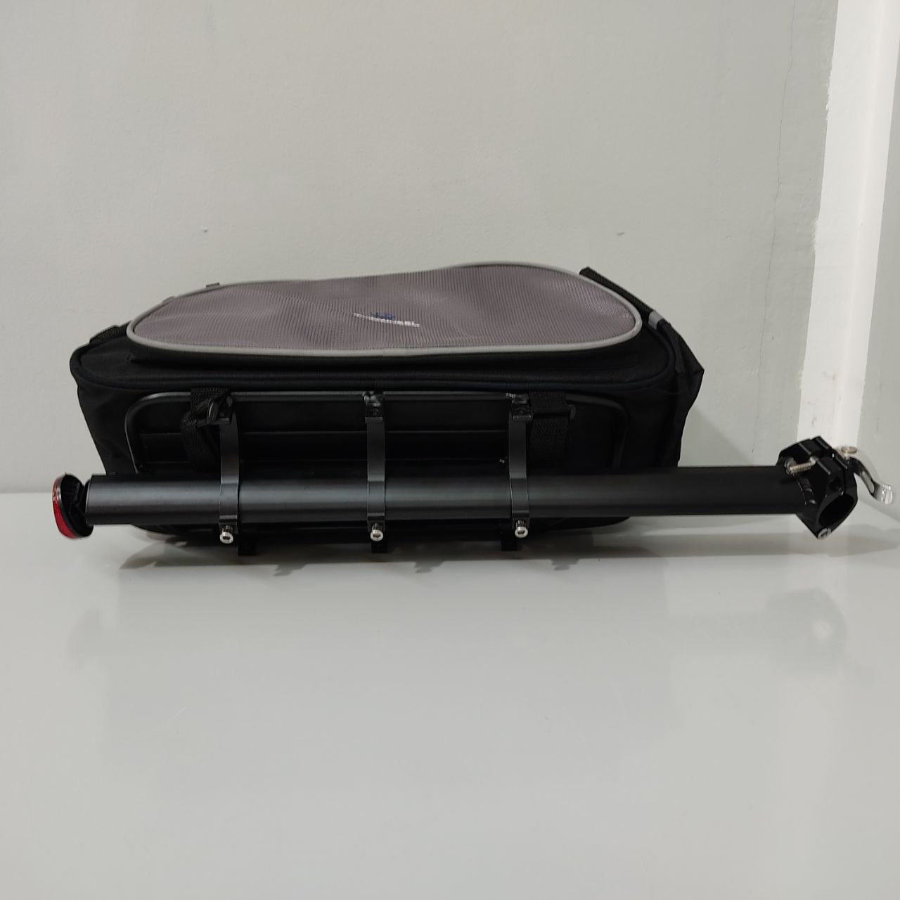BOLSA DE ASIENTO TRASERO PARA BICICLETA ROSWHEEL – MULTIFUNCIONAL, IMPERMEABLE Y CON REFLECTOR