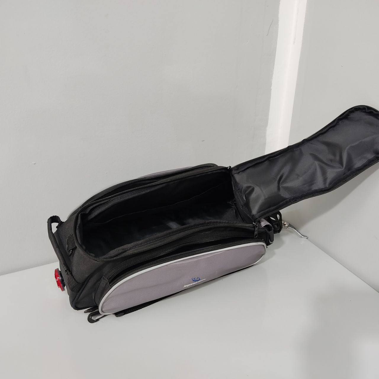 BOLSA DE ASIENTO TRASERO PARA BICICLETA ROSWHEEL – MULTIFUNCIONAL, IMPERMEABLE Y CON REFLECTOR