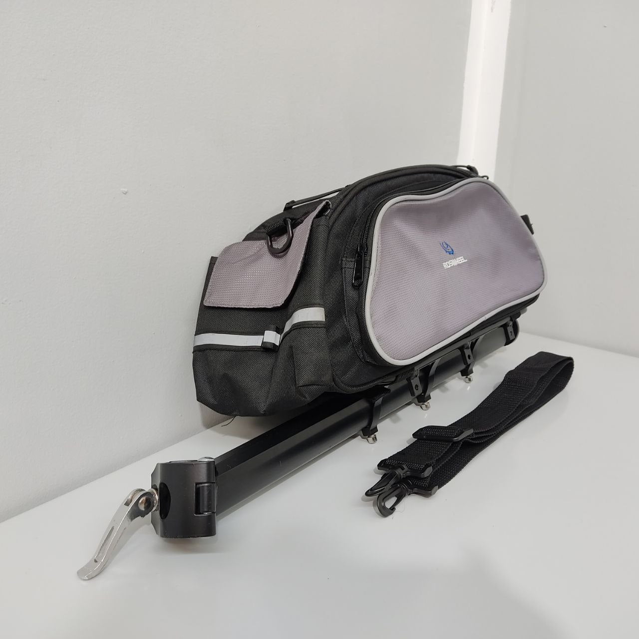 BOLSA DE ASIENTO TRASERO PARA BICICLETA ROSWHEEL – MULTIFUNCIONAL, IMPERMEABLE Y CON REFLECTOR