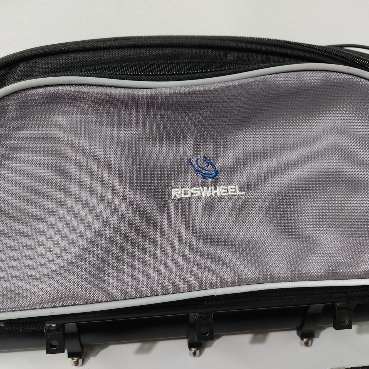 BOLSA DE ASIENTO TRASERO PARA BICICLETA ROSWHEEL – MULTIFUNCIONAL, IMPERMEABLE Y CON REFLECTOR