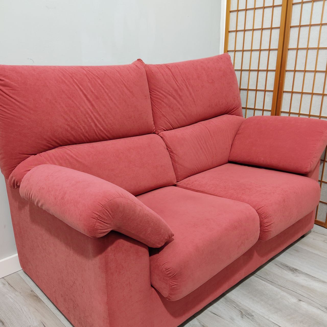 SOFÁ DE DOS PLAZAS FIJO EN BURDEOS ATERCIOPELADO – CONFORT Y ELEGANCIA MODERNA