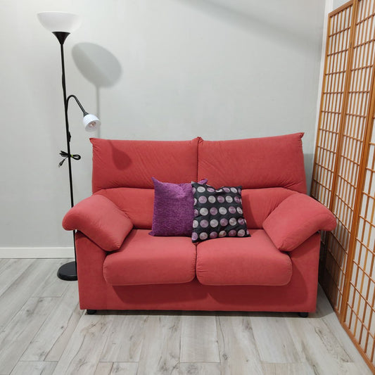 SOFÁ DE DOS PLAZAS FIJO EN BURDEOS ATERCIOPELADO – CONFORT Y ELEGANCIA MODERNA