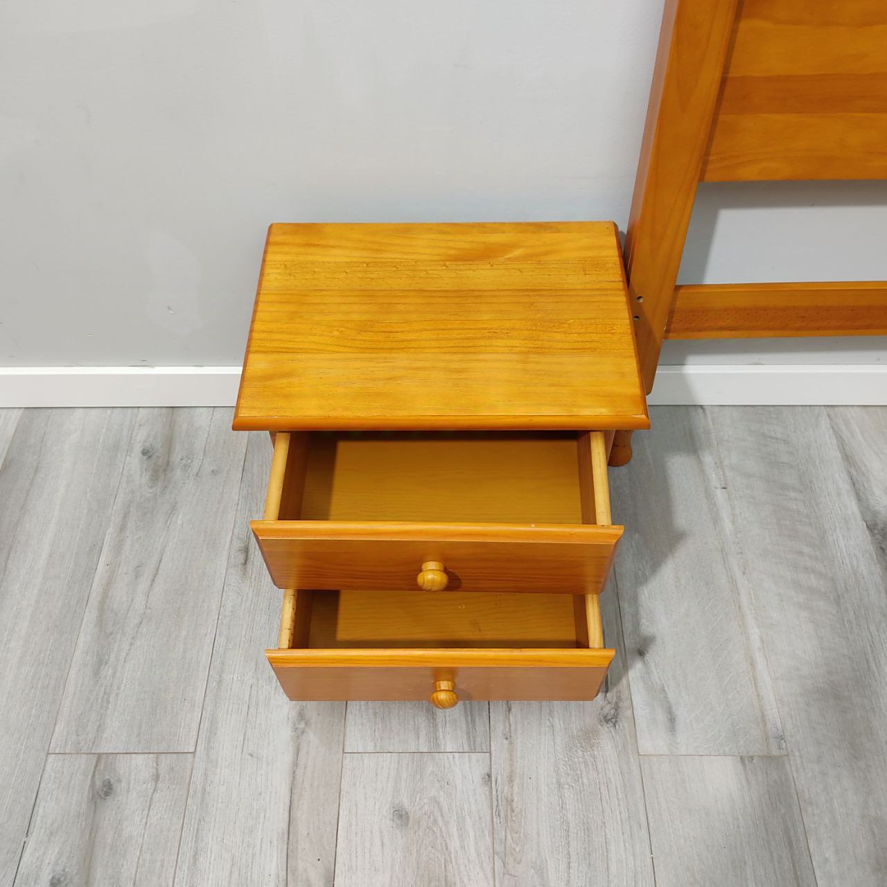 JUEGO DE CABECERO Y MESITA DE NOCHE RÚSTICO – MADERA MACIZA EN COLOR MIEL