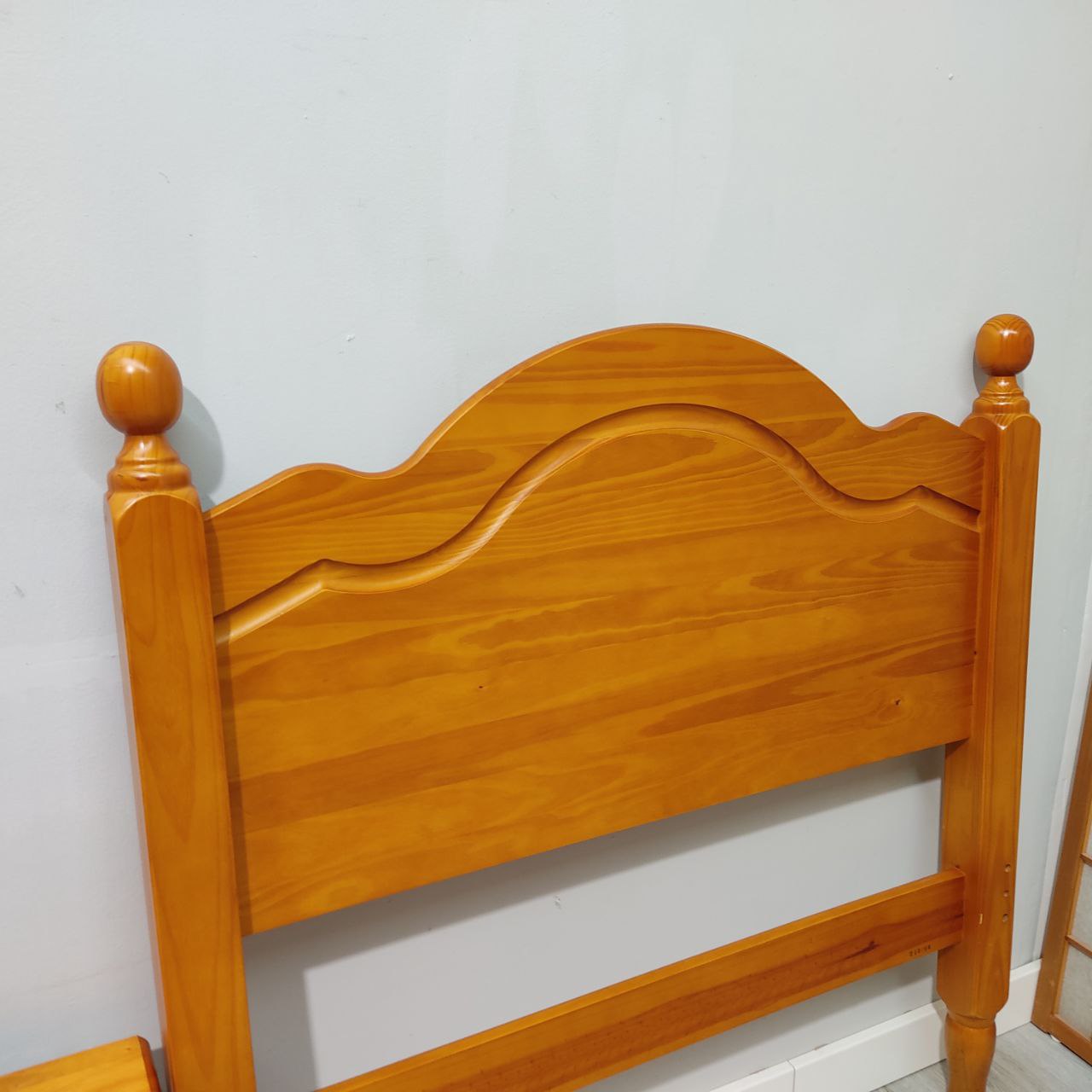 JUEGO DE CABECERO Y MESITA DE NOCHE RÚSTICO – MADERA MACIZA EN COLOR MIEL