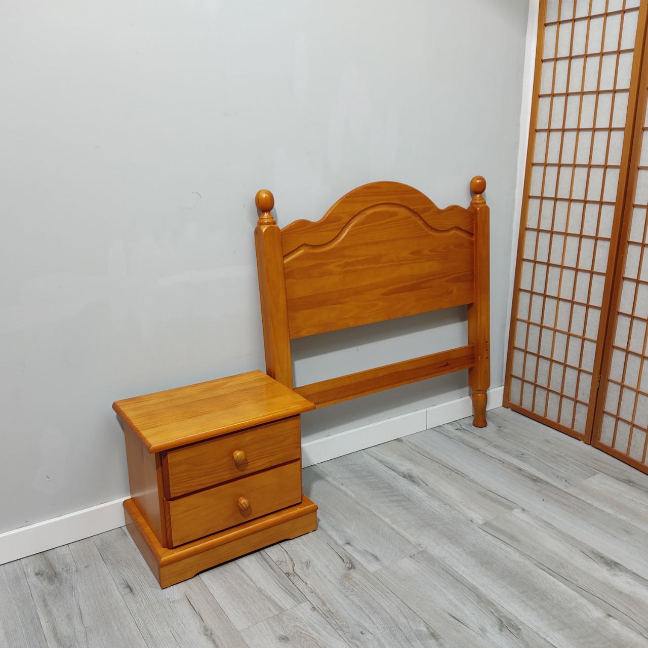 JUEGO DE CABECERO Y MESITA DE NOCHE RÚSTICO – MADERA MACIZA EN COLOR MIEL