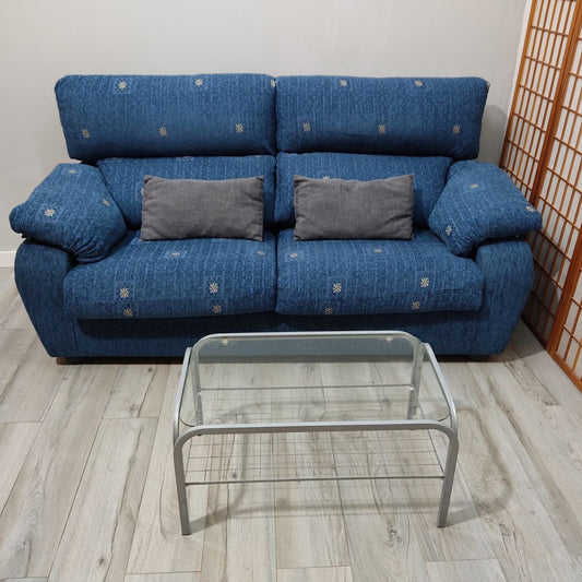 SOFÁ DE TRES PLAZAS FIJO CON RESPALDOS ABATIBLES – AZUL CON DETALLES EN AMARILLO