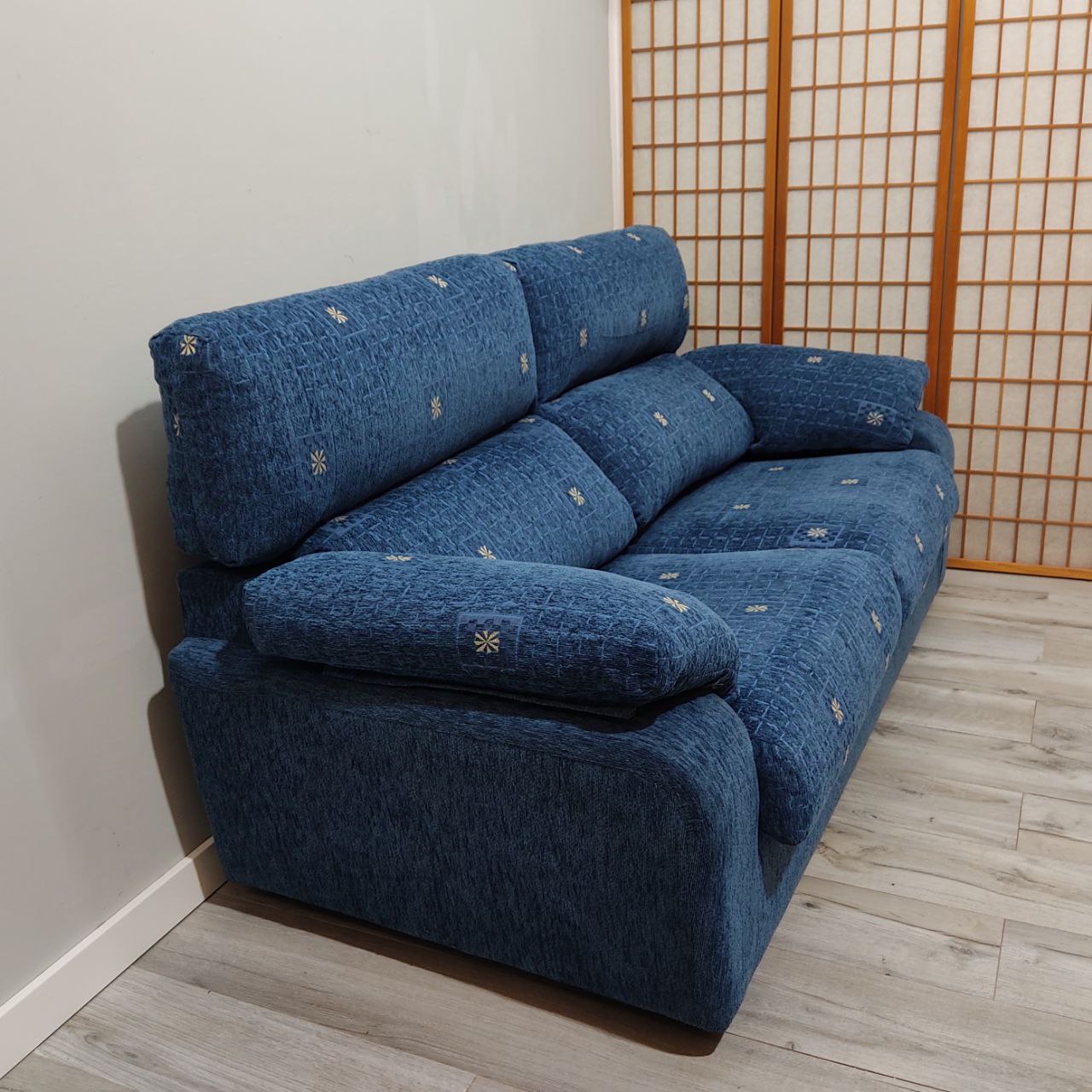 SOFÁ DE TRES PLAZAS FIJO CON RESPALDOS ABATIBLES – AZUL CON DETALLES EN AMARILLO