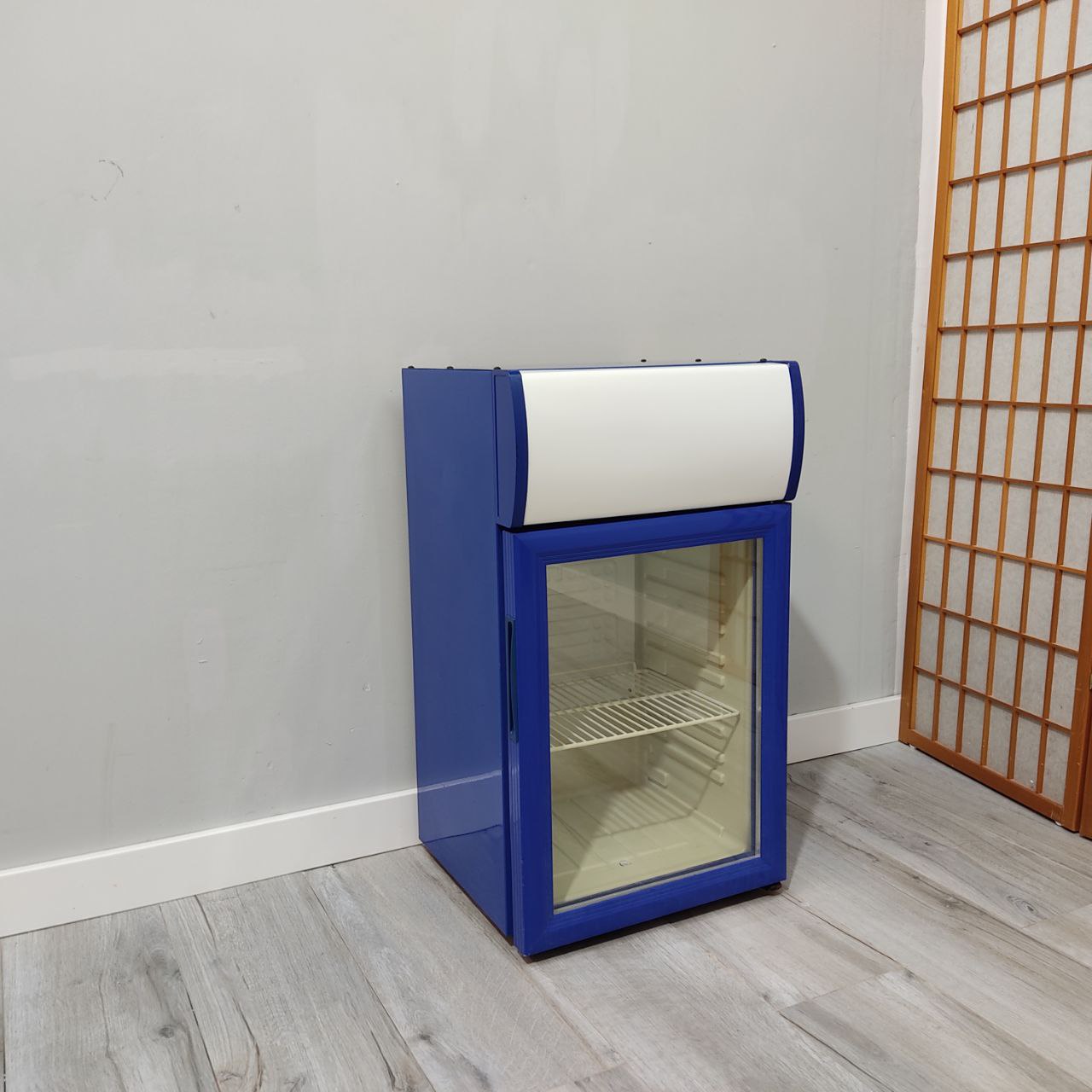 MINI NEVERA EXPOSITORA AZUL 40L – COMPACTA, MODERNA Y FUNCIONAL