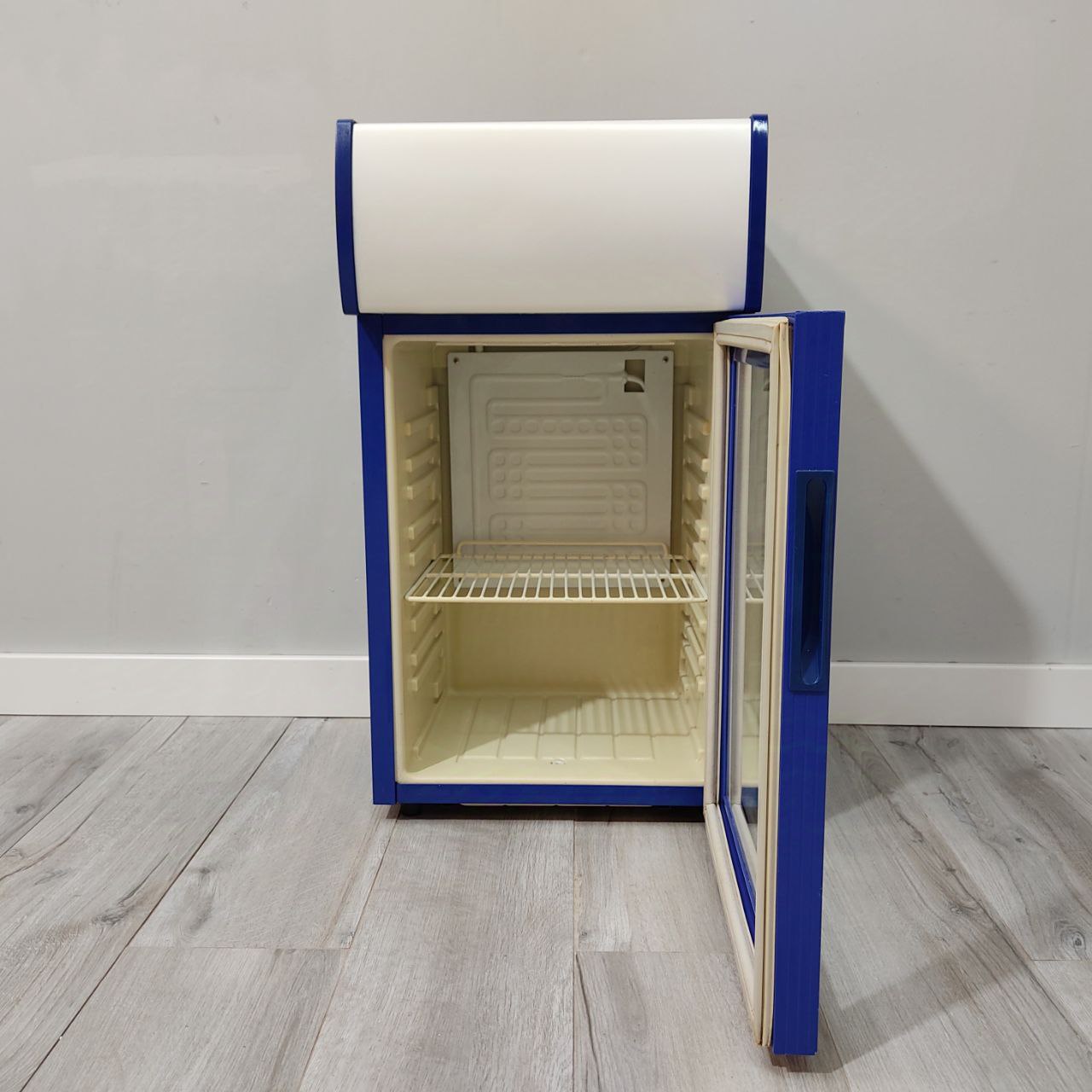MINI NEVERA EXPOSITORA AZUL 40L – COMPACTA, MODERNA Y FUNCIONAL