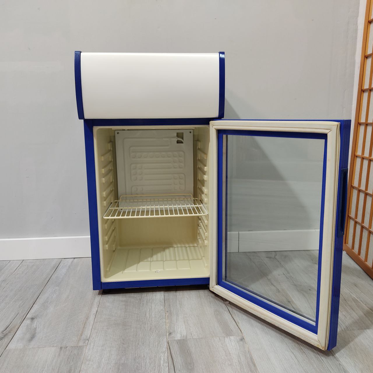 MINI NEVERA EXPOSITORA AZUL 40L – COMPACTA, MODERNA Y FUNCIONAL