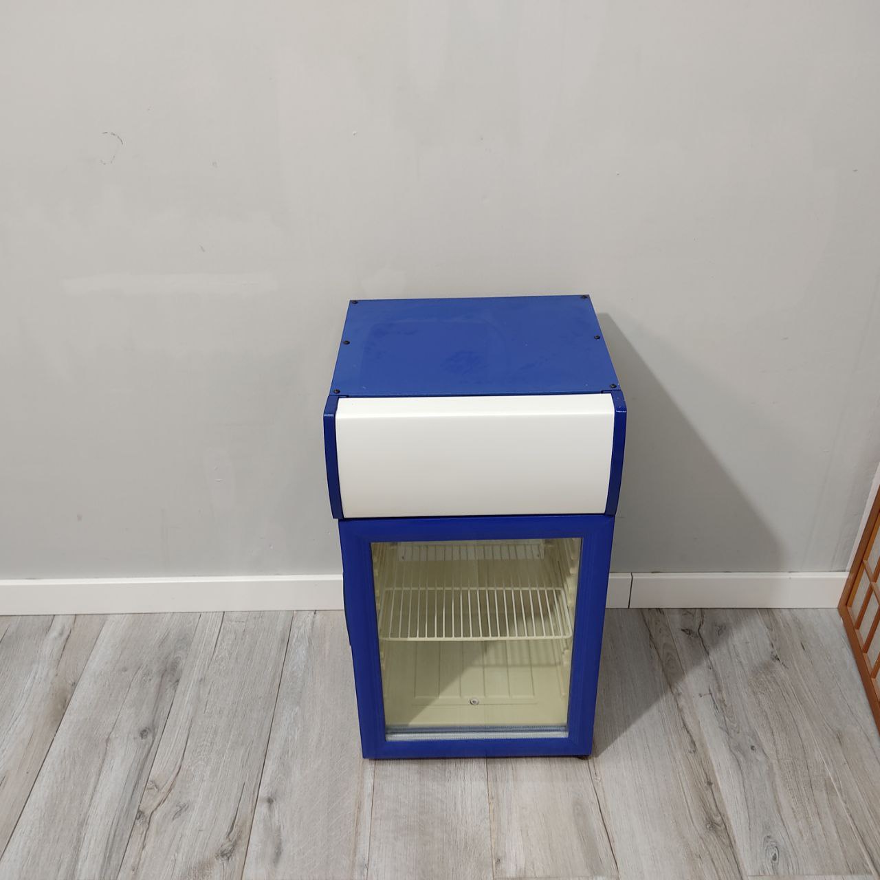 MINI NEVERA EXPOSITORA AZUL 40L – COMPACTA, MODERNA Y FUNCIONAL
