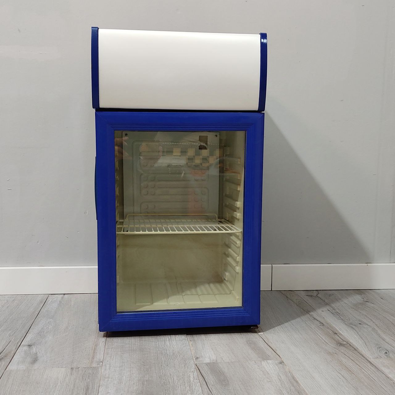 MINI NEVERA EXPOSITORA AZUL 40L – COMPACTA, MODERNA Y FUNCIONAL