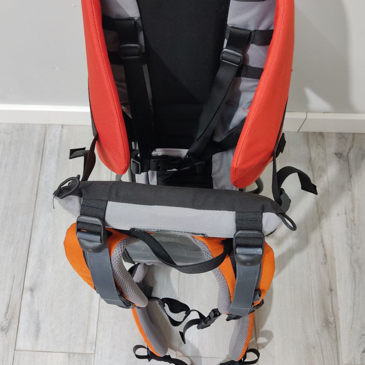 MOCHILA PORTABEBÉS TREKKING KID AIR COMFORT DEUTE 22KMX – SEGURIDAD Y COMODIDAD EN AVENTURAS AL AIRE LIBRE