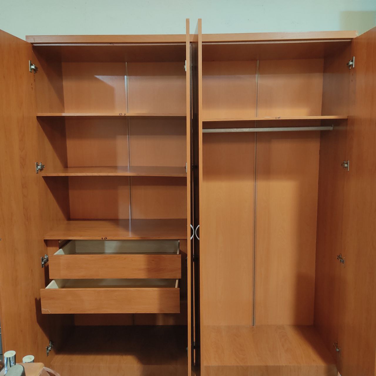 ARMARIO ROPERO DE 4 PUERTAS Y 2 CAJONES – ACABADO EN COLOR CEREZO, GRAN CAPACIDAD DE ALMACENAJE