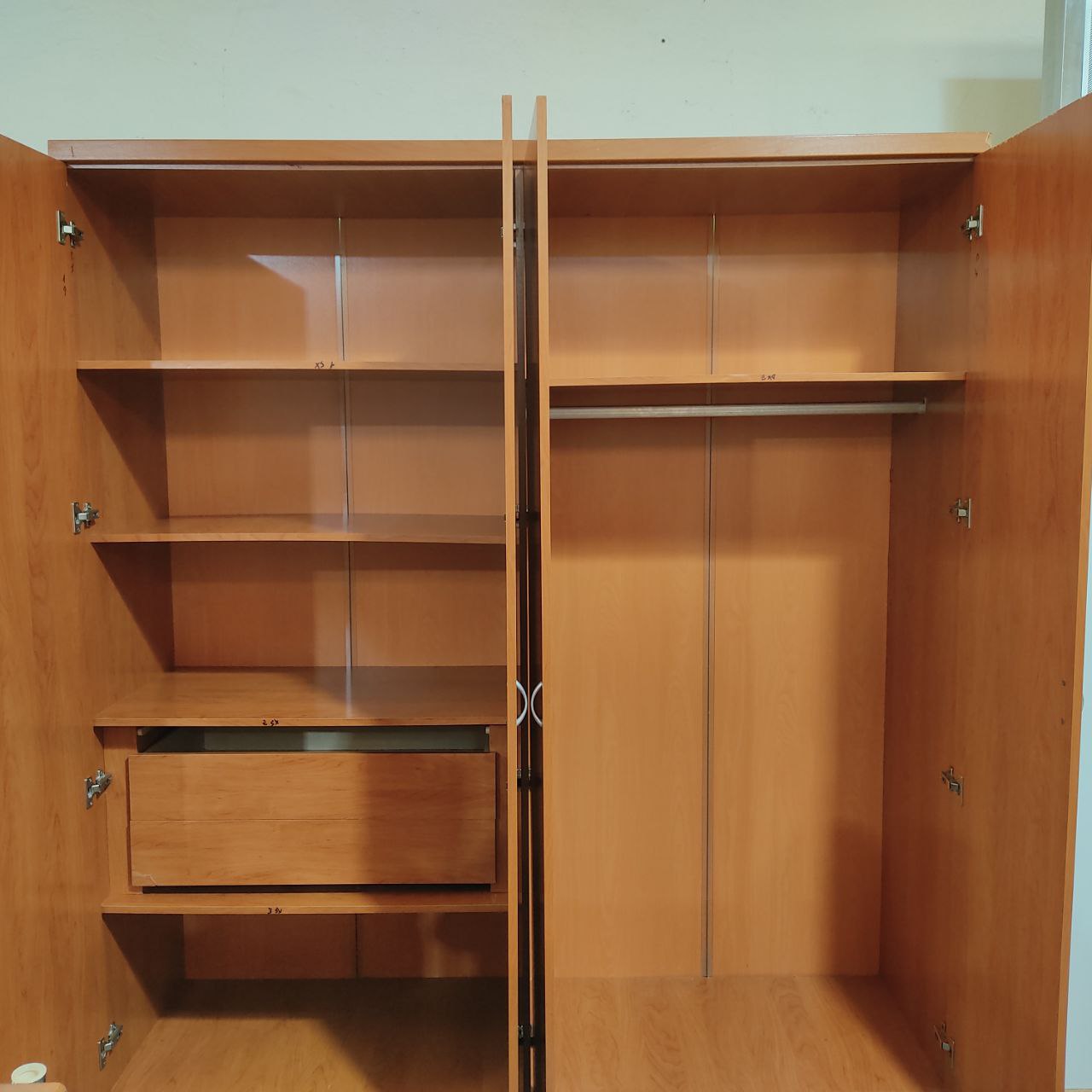 ARMARIO ROPERO DE 4 PUERTAS Y 2 CAJONES – ACABADO EN COLOR CEREZO, GRAN CAPACIDAD DE ALMACENAJE