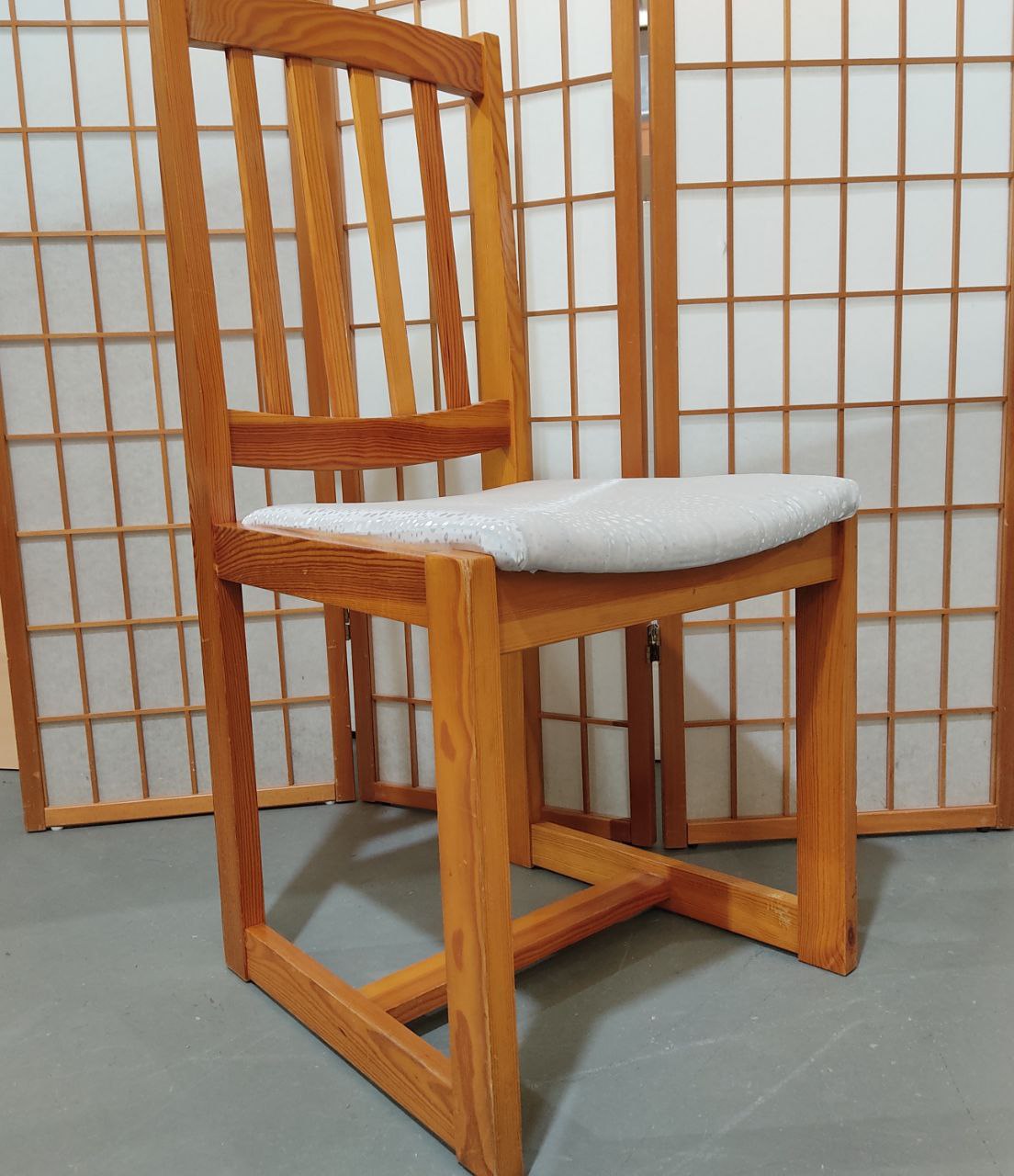 PACK DE 4 SILLAS RÚSTICAS DE MADERA EN ACABADO MIEL – ELEGANCIA Y CONFORT