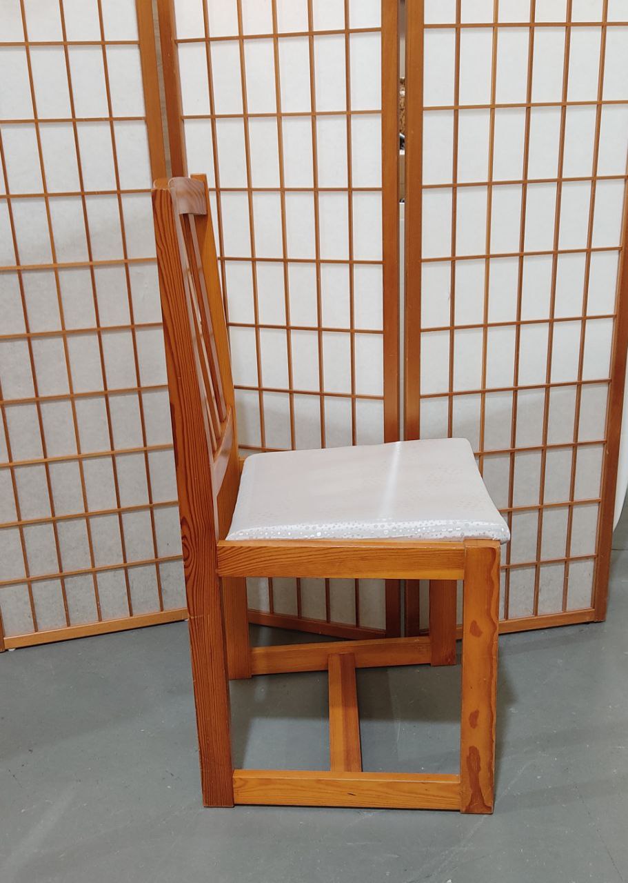 PACK DE 4 SILLAS RÚSTICAS DE MADERA EN ACABADO MIEL – ELEGANCIA Y CONFORT