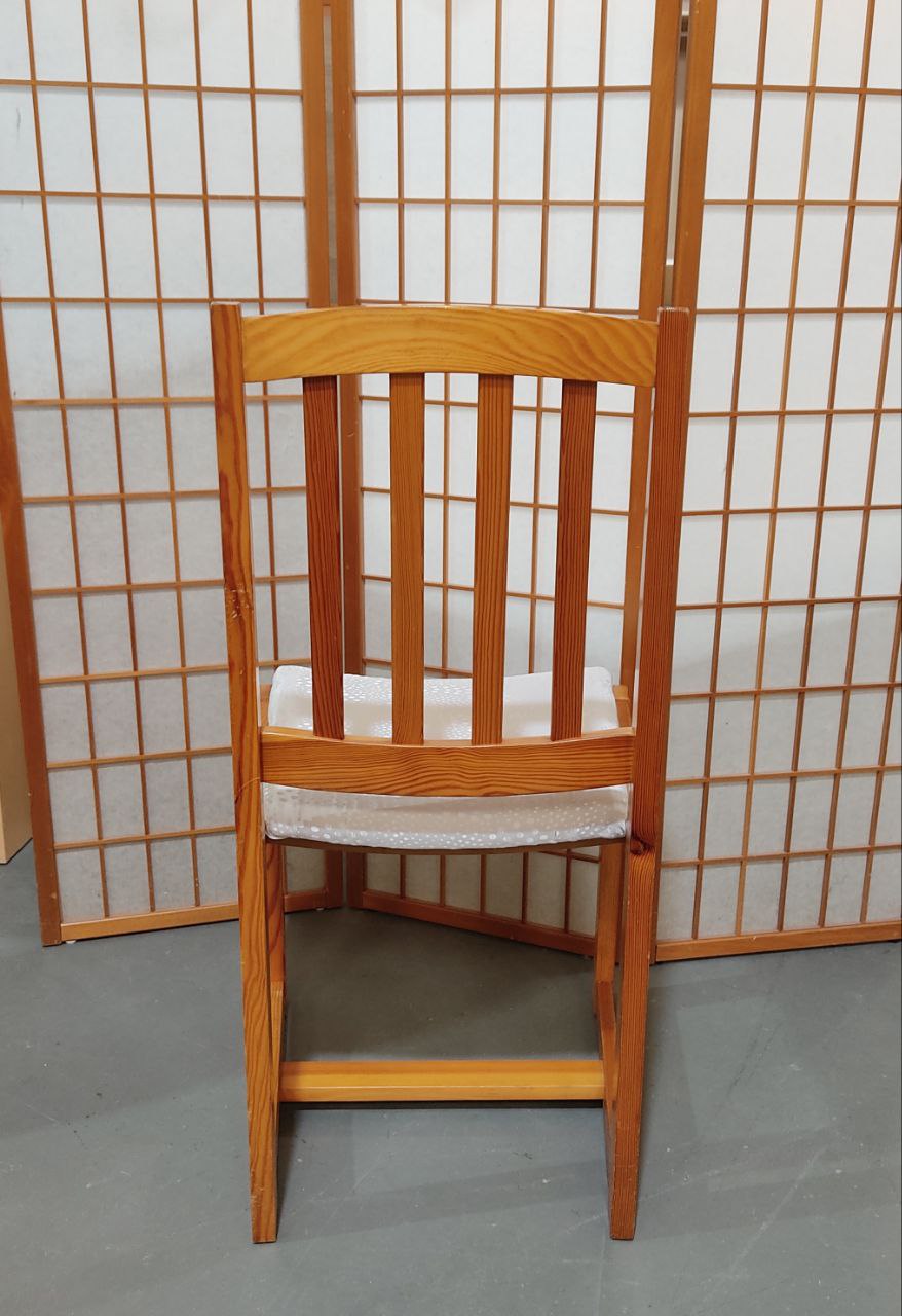 PACK DE 4 SILLAS RÚSTICAS DE MADERA EN ACABADO MIEL – ELEGANCIA Y CONFORT