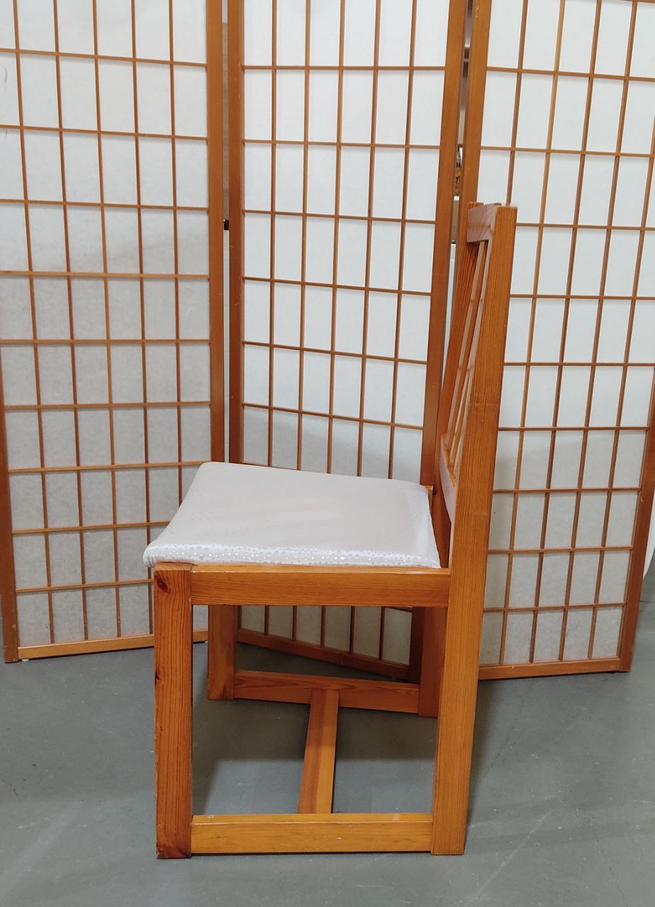 PACK DE 4 SILLAS RÚSTICAS DE MADERA EN ACABADO MIEL – ELEGANCIA Y CONFORT