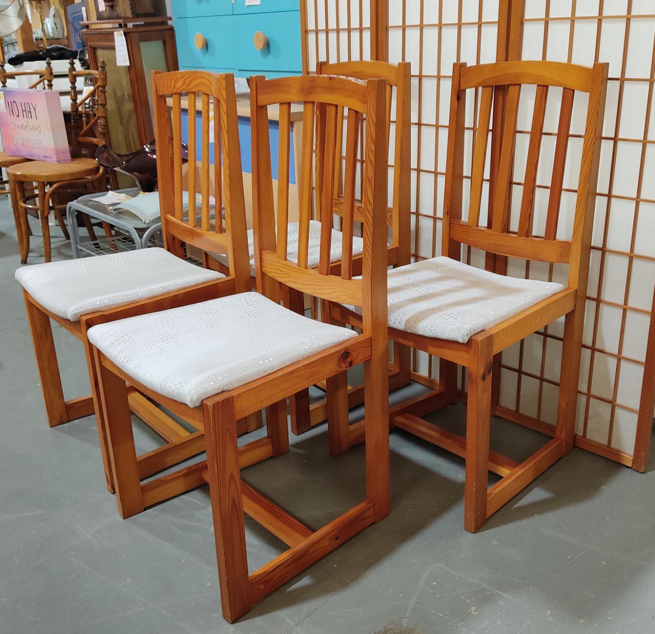 PACK DE 4 SILLAS RÚSTICAS DE MADERA EN ACABADO MIEL – ELEGANCIA Y CONFORT