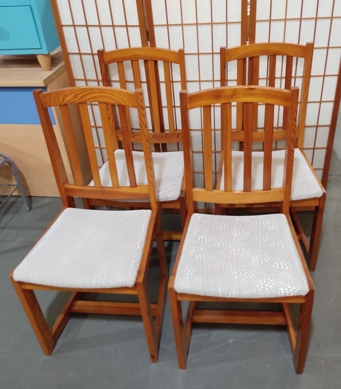 PACK DE 4 SILLAS RÚSTICAS DE MADERA EN ACABADO MIEL – ELEGANCIA Y CONFORT