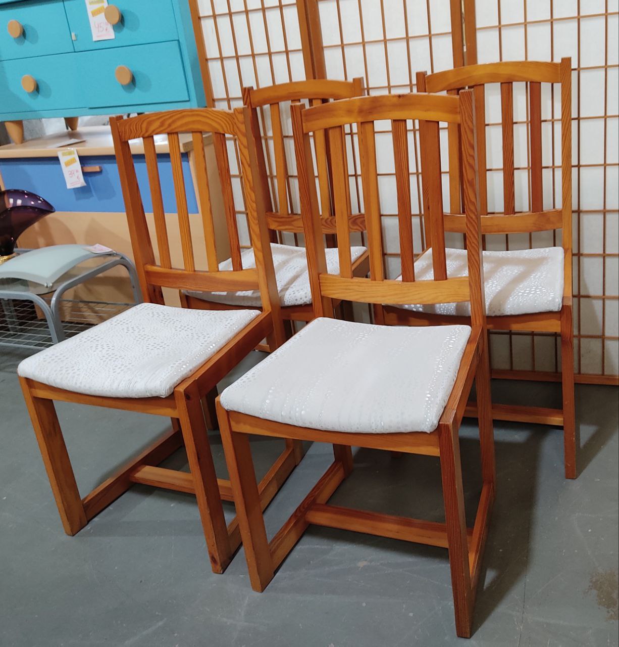 PACK DE 4 SILLAS RÚSTICAS DE MADERA EN ACABADO MIEL – ELEGANCIA Y CONFORT