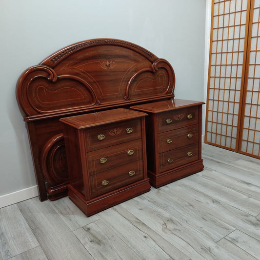 CONJUNTO DORMITORIO CON DOS MESITAS DE NOCHE – ESTILO CLÁSICO EN COLOR NOGAL CON DETALLES FLORALES