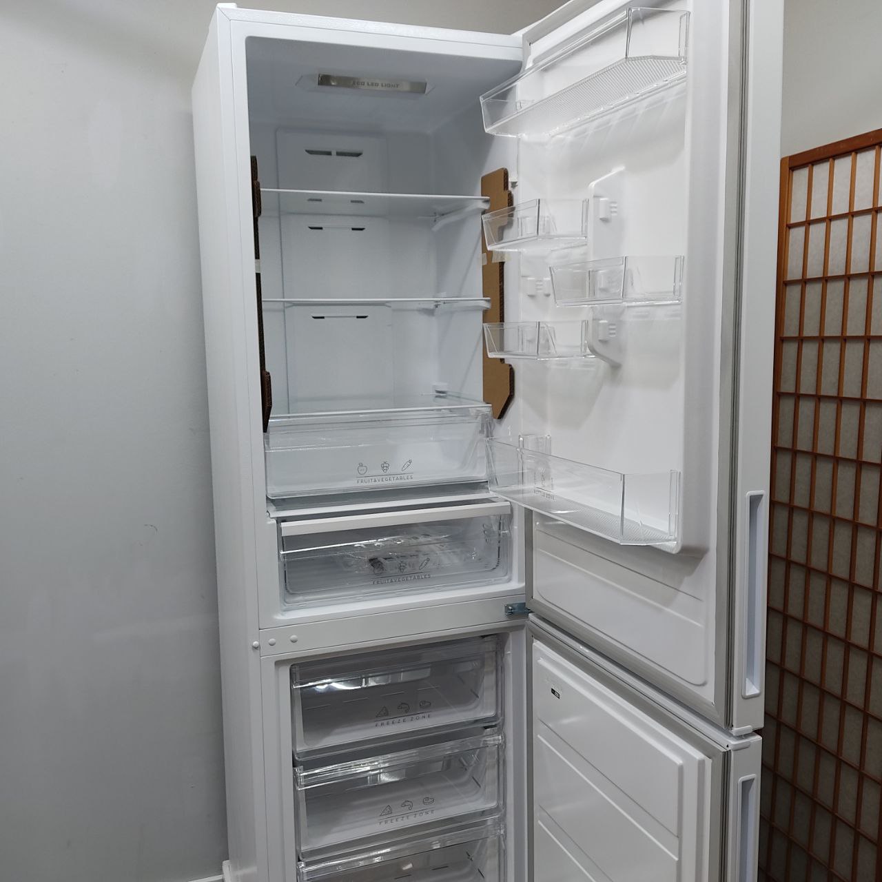 FRIGORÍFICO COMBI ARTICA NO FROST: EFICIENCIA Y GRAN CAPACIDAD EN BLANCO