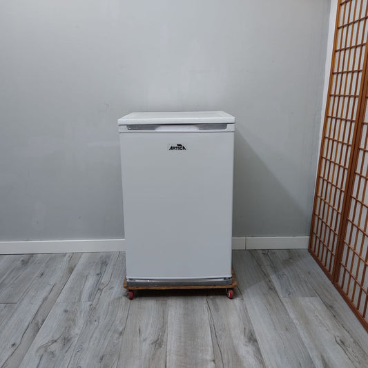 CONGELADOR VERTICAL ARTICA: COMPACTO, EFICIENTE Y CON GRAN CAPACIDAD EN BLANCO