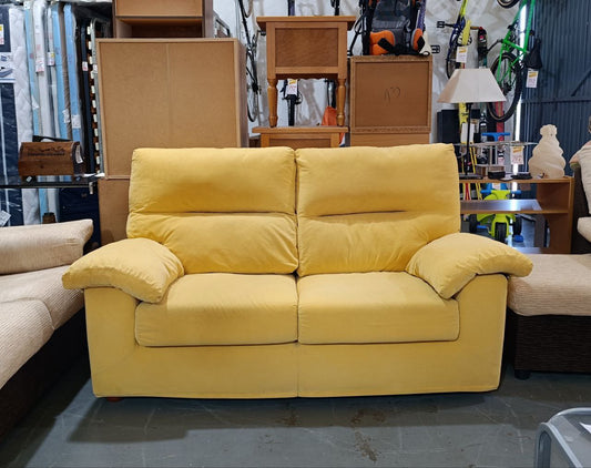 SOFÁ DE DOS PLAZAS REACONDICIONADO DESENFUNDABLE COLOR AMARILLO SUAVE