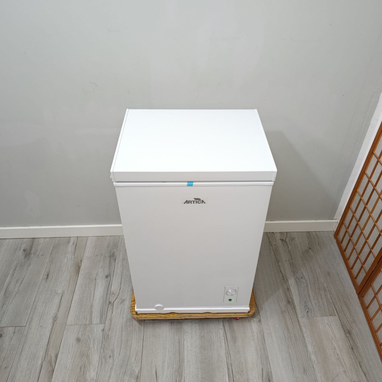 CONGELADOR HORIZONTAL 99 LITROS ÁRTICA AECH990EW – RENDIMIENTO Y SILENCIO