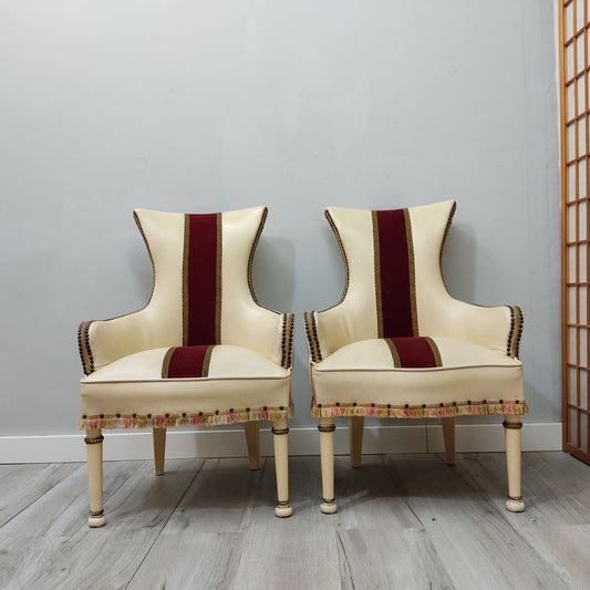 BUTACAS DESCALZADORAS VINTAGE DE PIEL BEIG CON DETALLES EN TERCIOPLO Y MADERA - PAREJA EN PERFECTO ESTADO