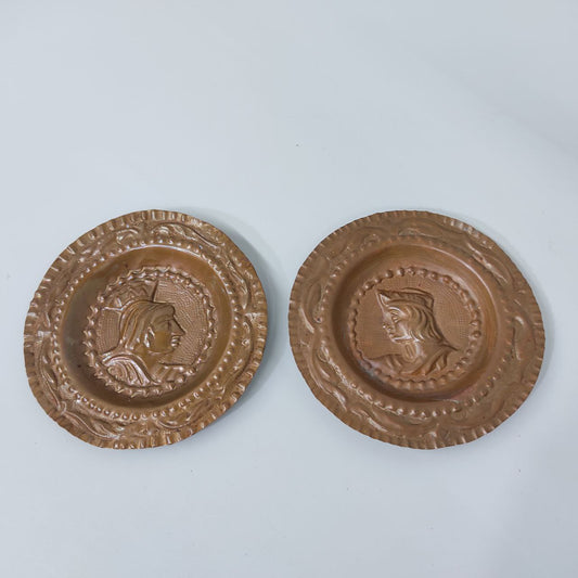 PAREJA DE PLATOS DE COBRE CON LOS PERFILES DE LOS REYES CATÓLICOS – PIEZAS DE COLECCIÓN HISTÓRICA