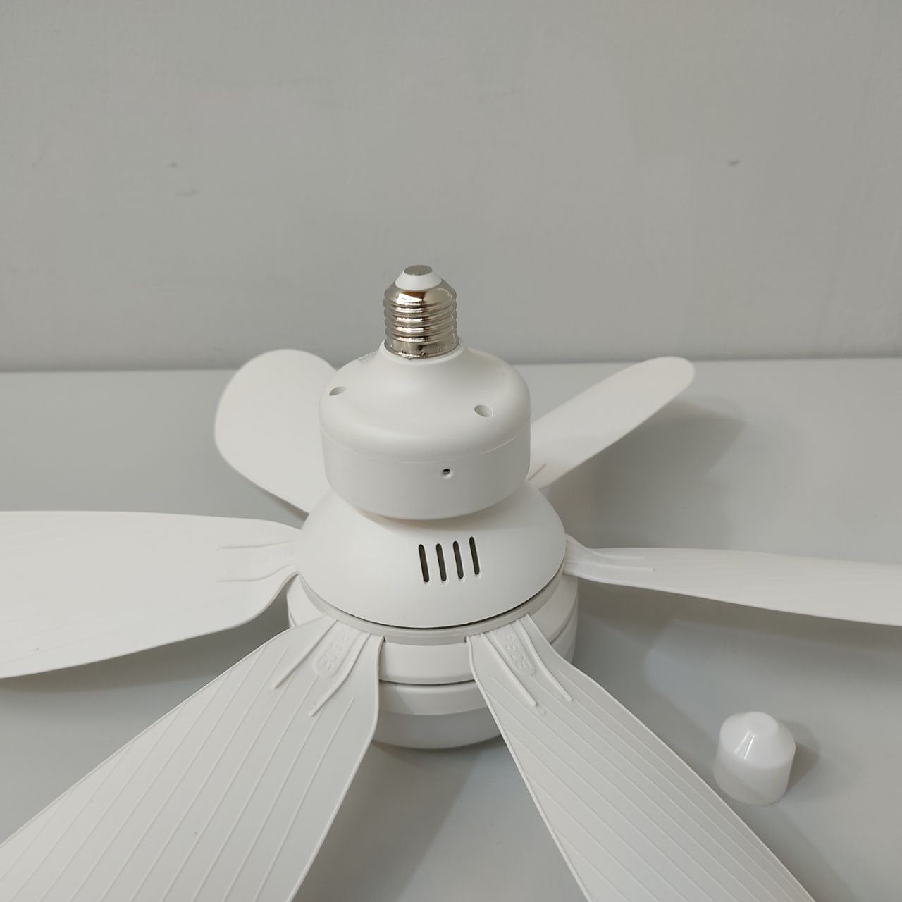 VENTILADOR DE TECHO NIKIYA CON LUZ LED 18W, ROSCA E27 Y MANDO A DISTANCIA