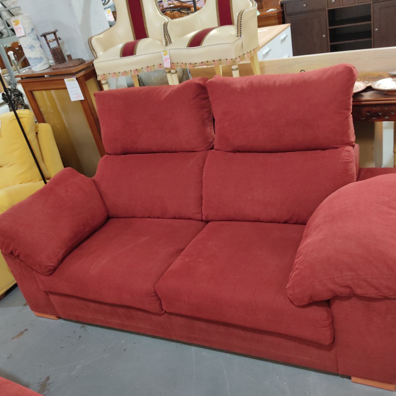 SOFÁ DE DOS PLAZAS CON RESPALDO ABATIBLE – COLOR BURDEOS – RELLENO DE PLUMA NATURAL – REACONDICIONADO