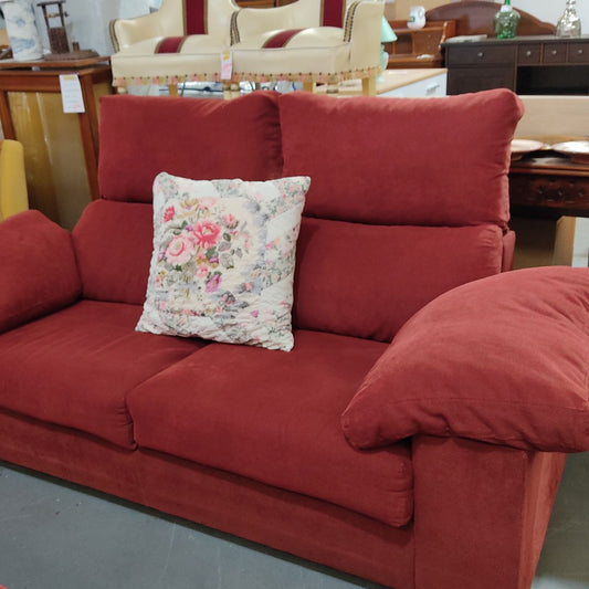 SOFÁ DE DOS PLAZAS CON RESPALDO ABATIBLE – COLOR BURDEOS – RELLENO DE PLUMA NATURAL – REACONDICIONADO