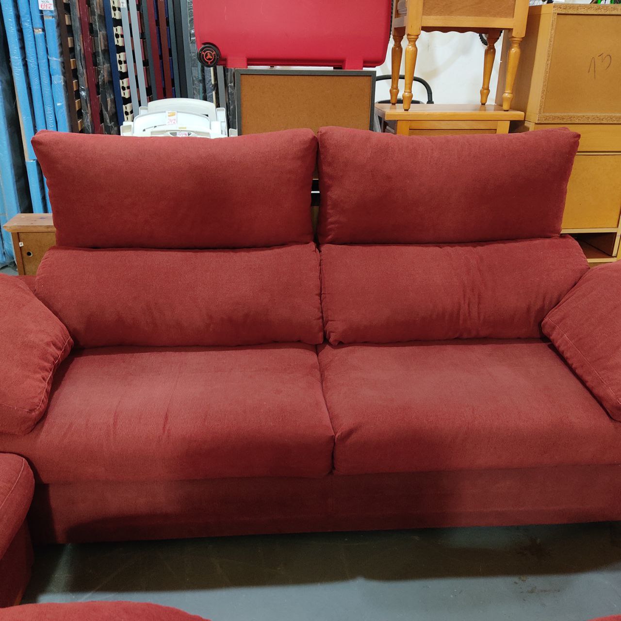 SOFÁ DE TRES PLAZAS CON RESPALDO ABATIBLE + PUFF XL – COLOR BURDEOS – RELLENO DE PLUMA NATURAL – REACONDICIONADO