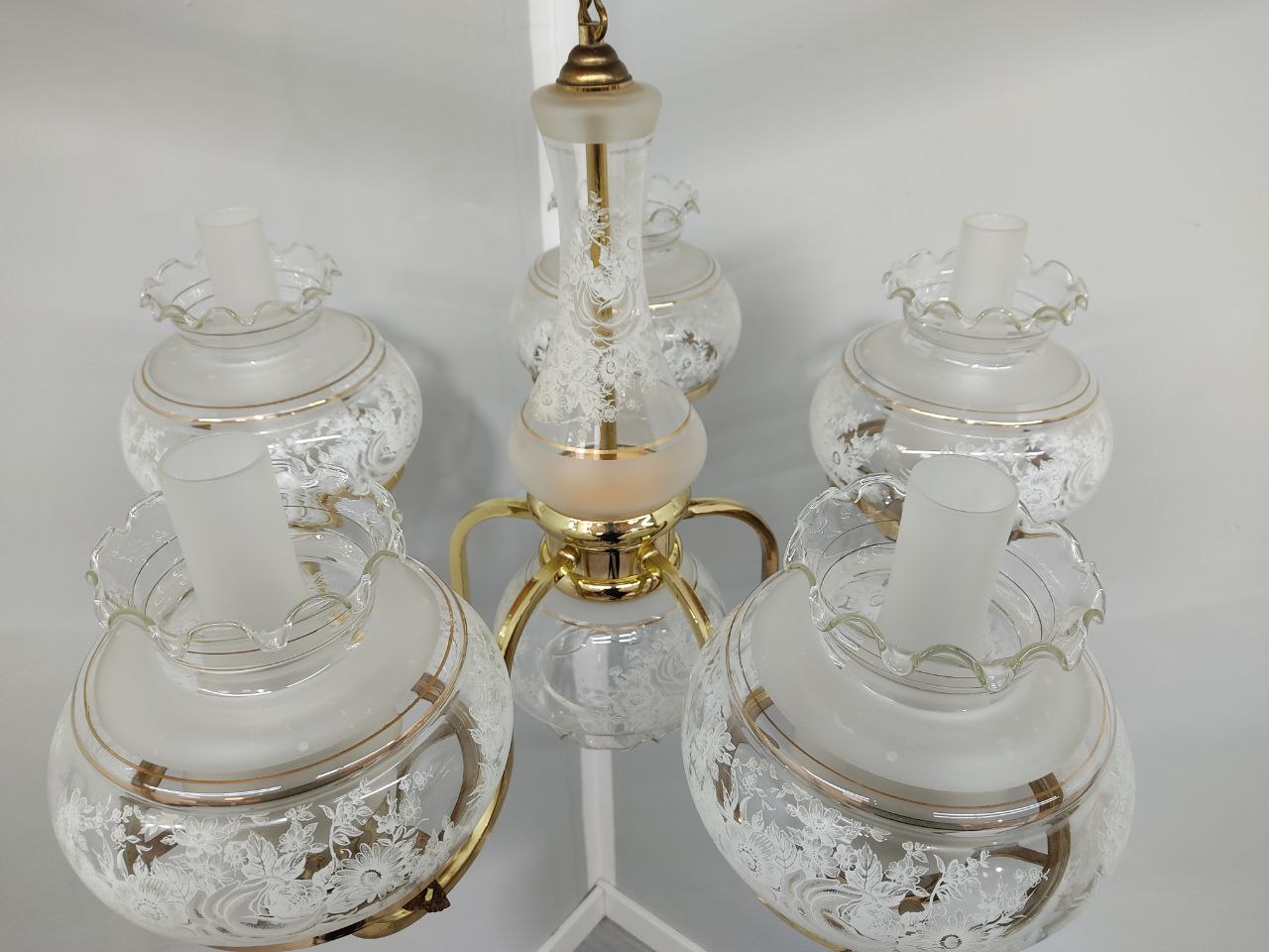 ELEGANTE LÁMPARA COLGANTE DE TECHO CON 6 DOBLES TULIPAS DE CRISTAL GRABADO, DETALLES FLORALES Y ESTRUCTURA DORADA