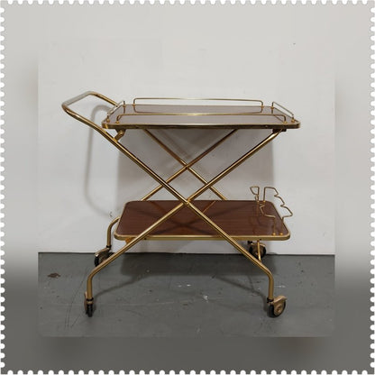 Carrito de bebidas vintage con estructura dorada
